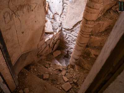 L'apertura sovrasta un'ampia entrata, dalla quale � possibile in pochi passi imboccare la scala a chiocciola che porta al piano nobile